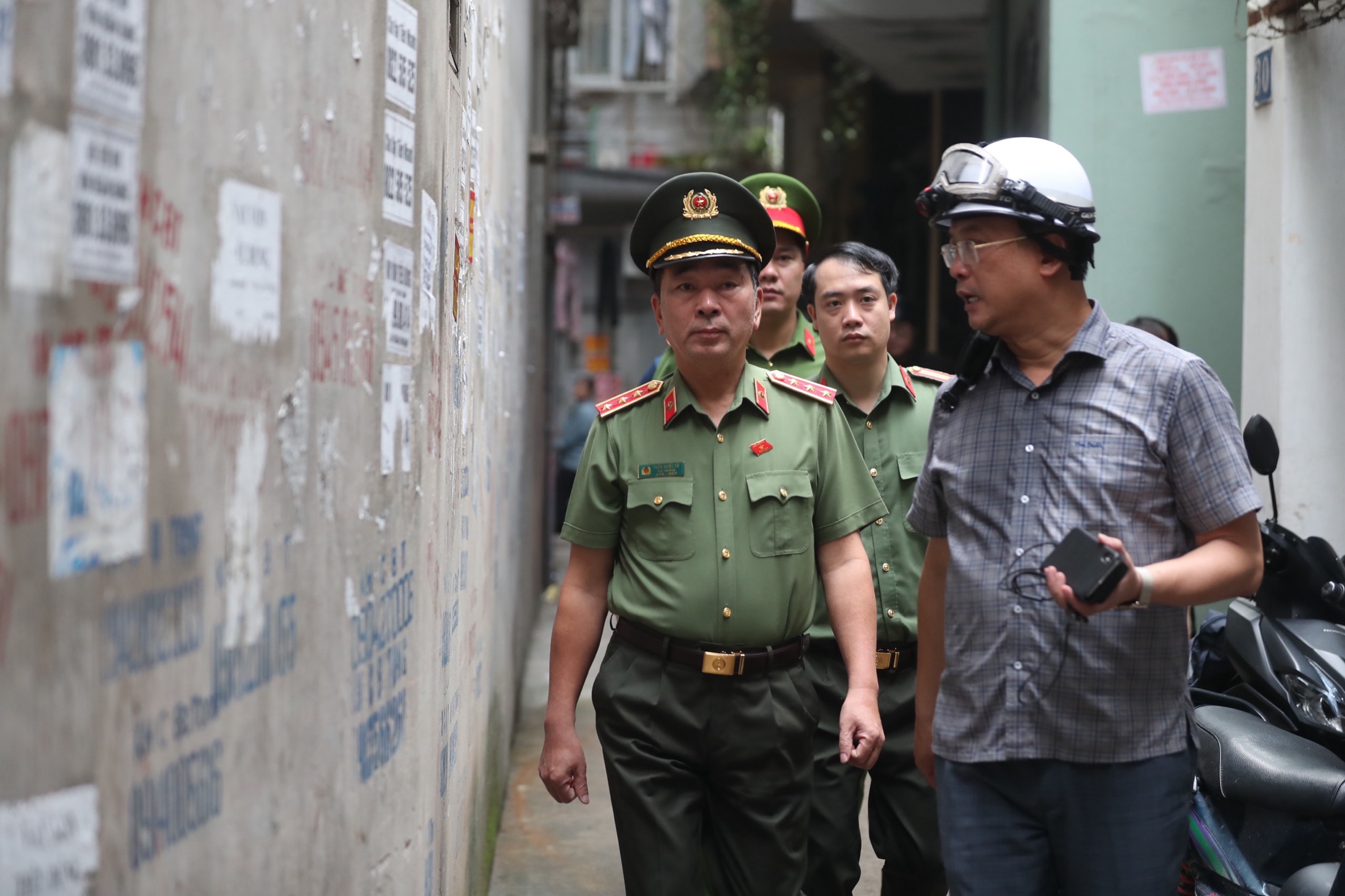 Thượng tướng Trần Quốc Tỏ tới hiện trường vụ cháy nhà trọ ở Hà Nội- Ảnh 1.
