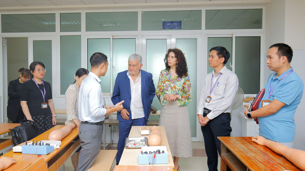 Bác sĩ y học cổ truyền phải đạt chuẩn, tránh sai sót chuyên môn- Ảnh 1. Bác sĩ y học cổ truyền phải đạt chuẩn, tránh sai sót chuyên môn- Ảnh 1.