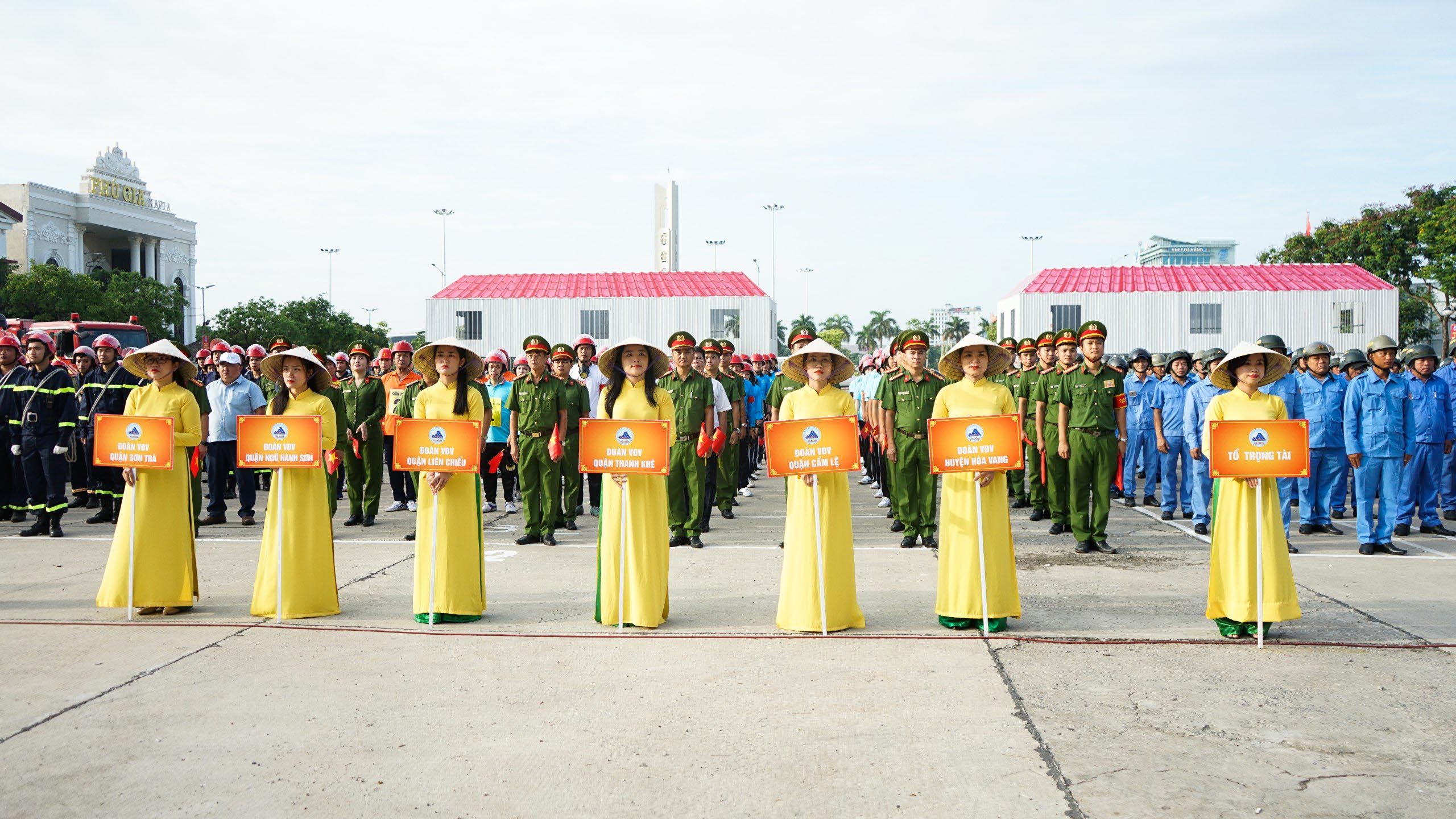Xem các tổ liên gia PCCC ở Đà Nẵng phô diễn kỹ năng chiến đấu 'giặc lửa'- Ảnh 1.