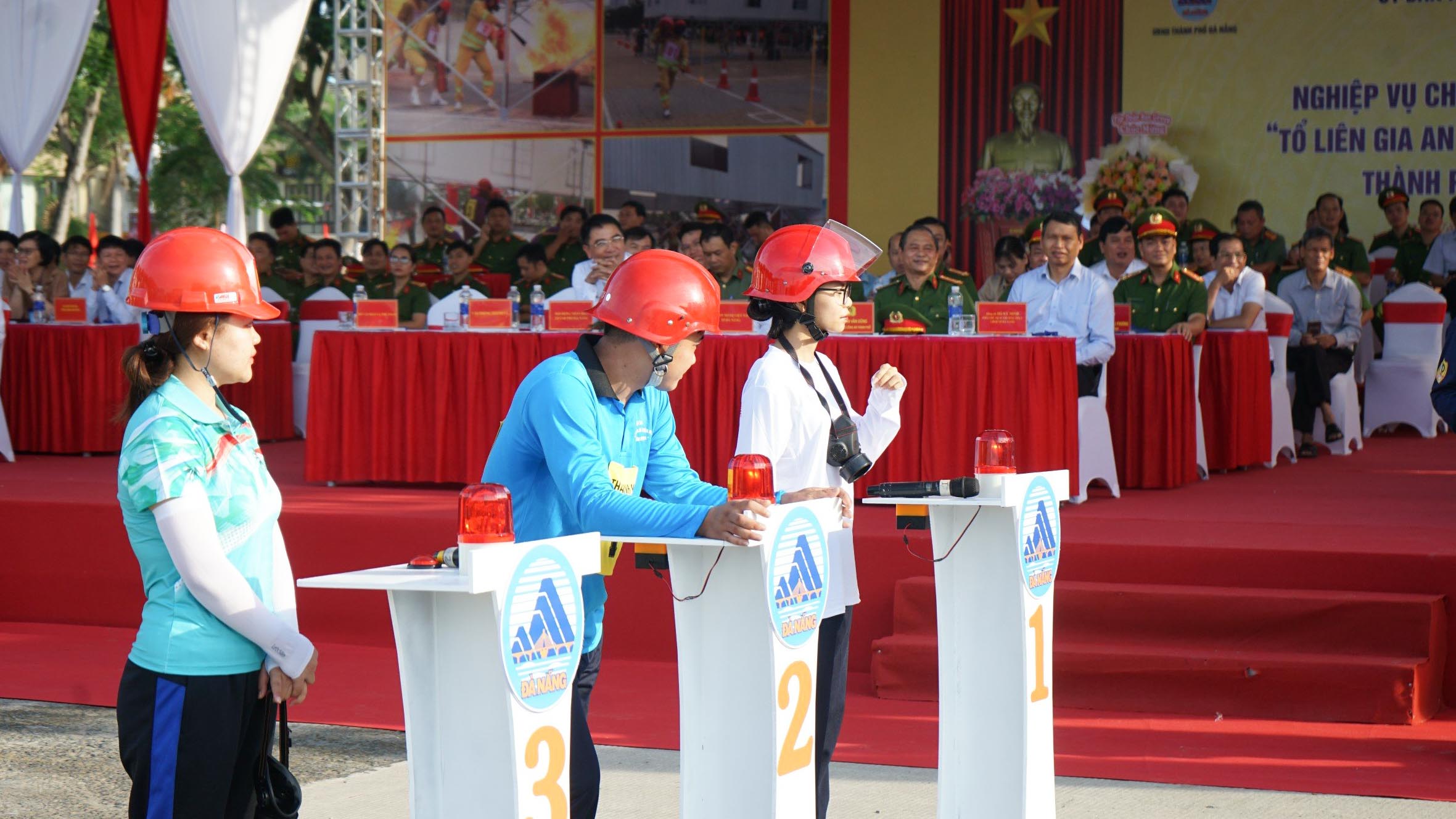 Xem các tổ liên gia PCCC ở Đà Nẵng phô diễn kỹ năng chiến đấu 'giặc lửa'- Ảnh 4.
