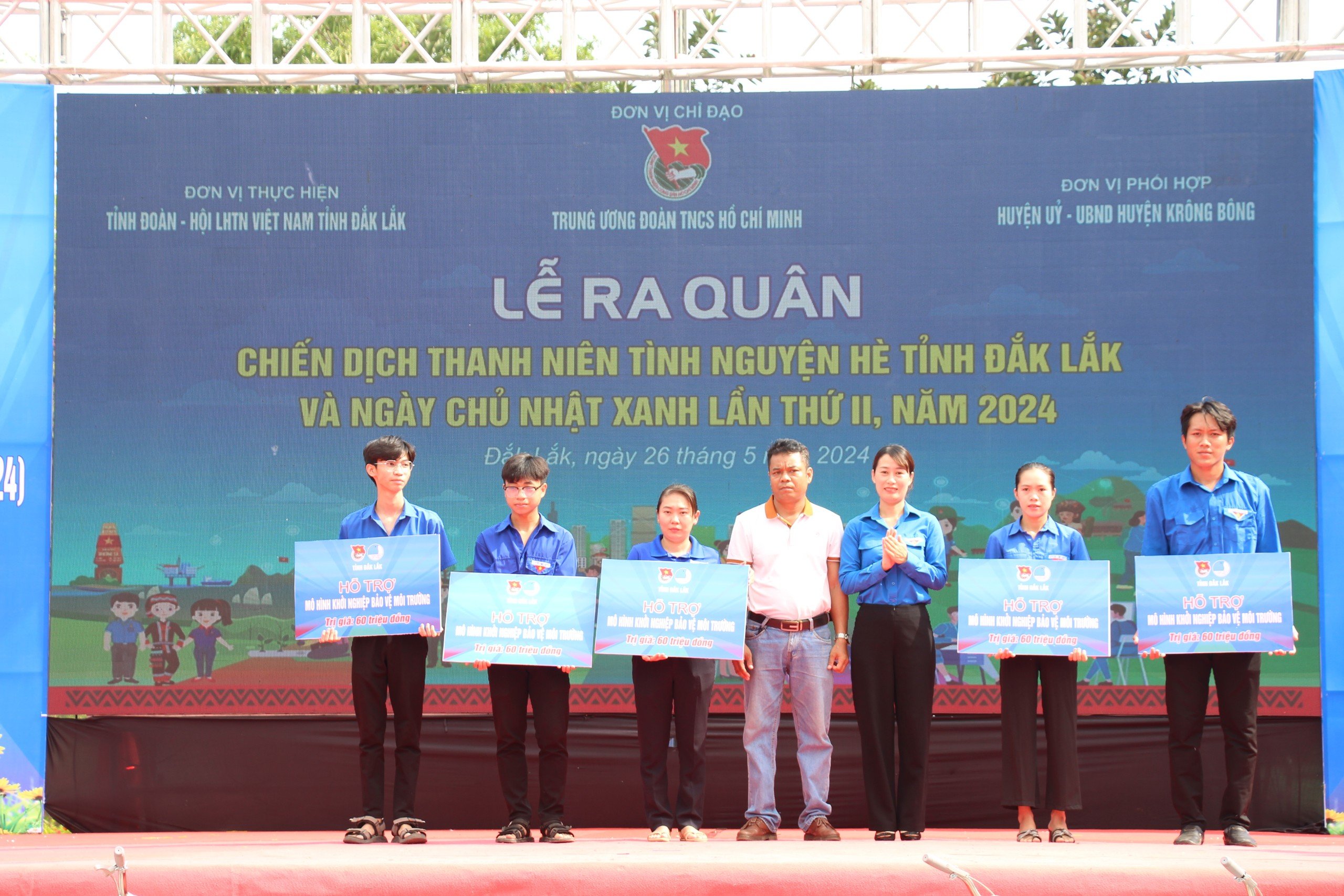 Thanh niên tình nguyện về huyện vùng sâu của tỉnh Đắk Lắk- Ảnh 4.
