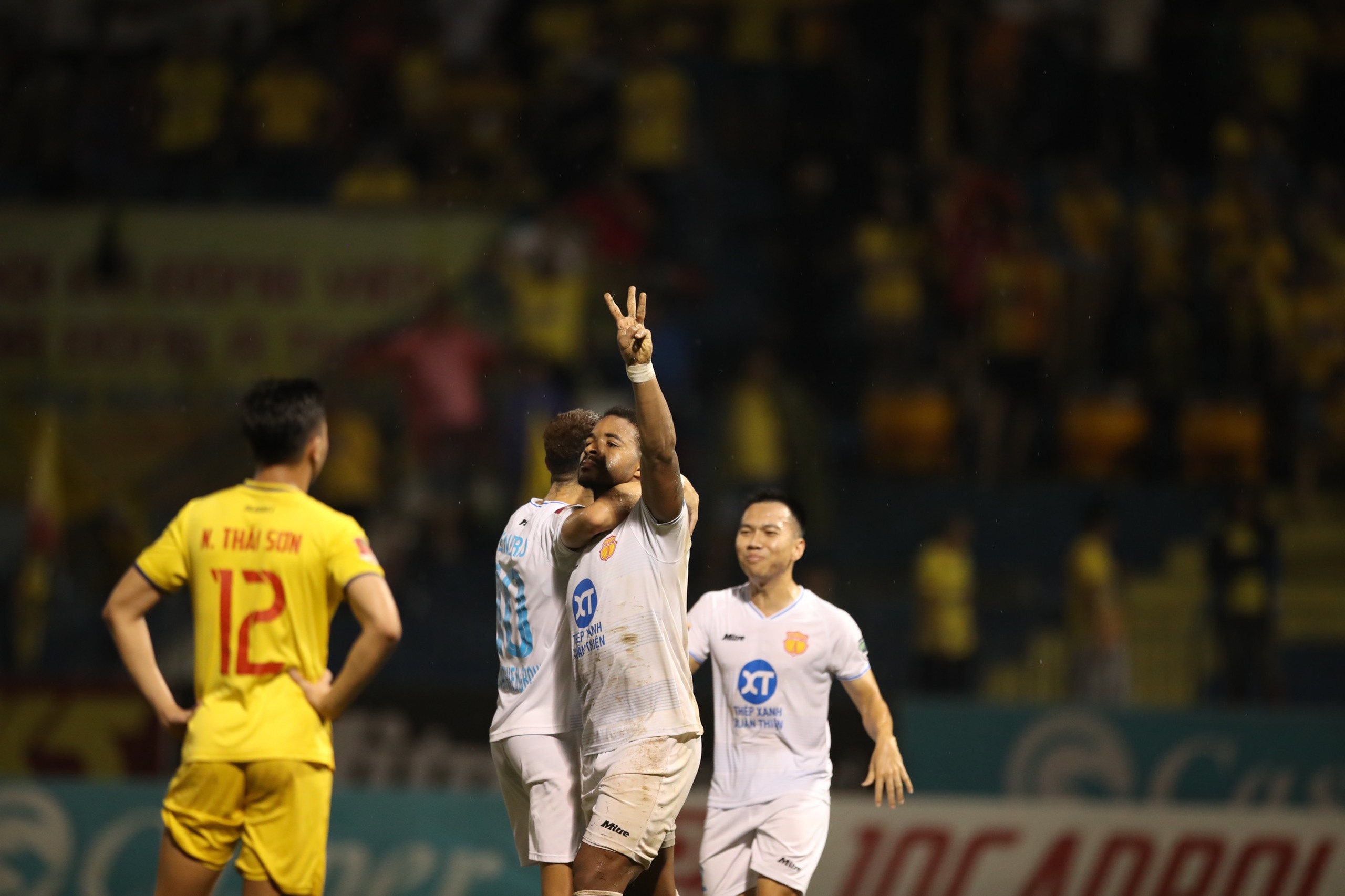 Rafaelson phá kỷ lục ghi bàn V-League trong ngày đại thắng của CLB Nam Định trên sân Thanh Hóa