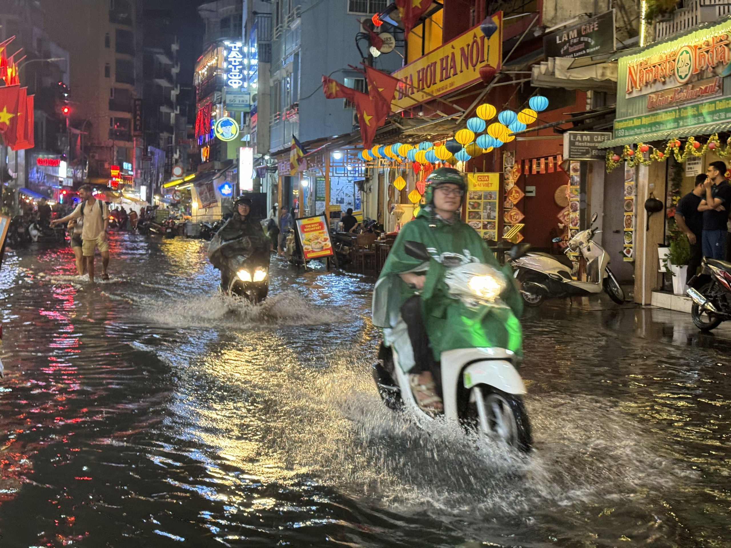 Phố đi bộ Bùi Viện ngập sau cơn mưa lớn, khách nước ngoài có 'trải nghiệm khó quên'- Ảnh 7.