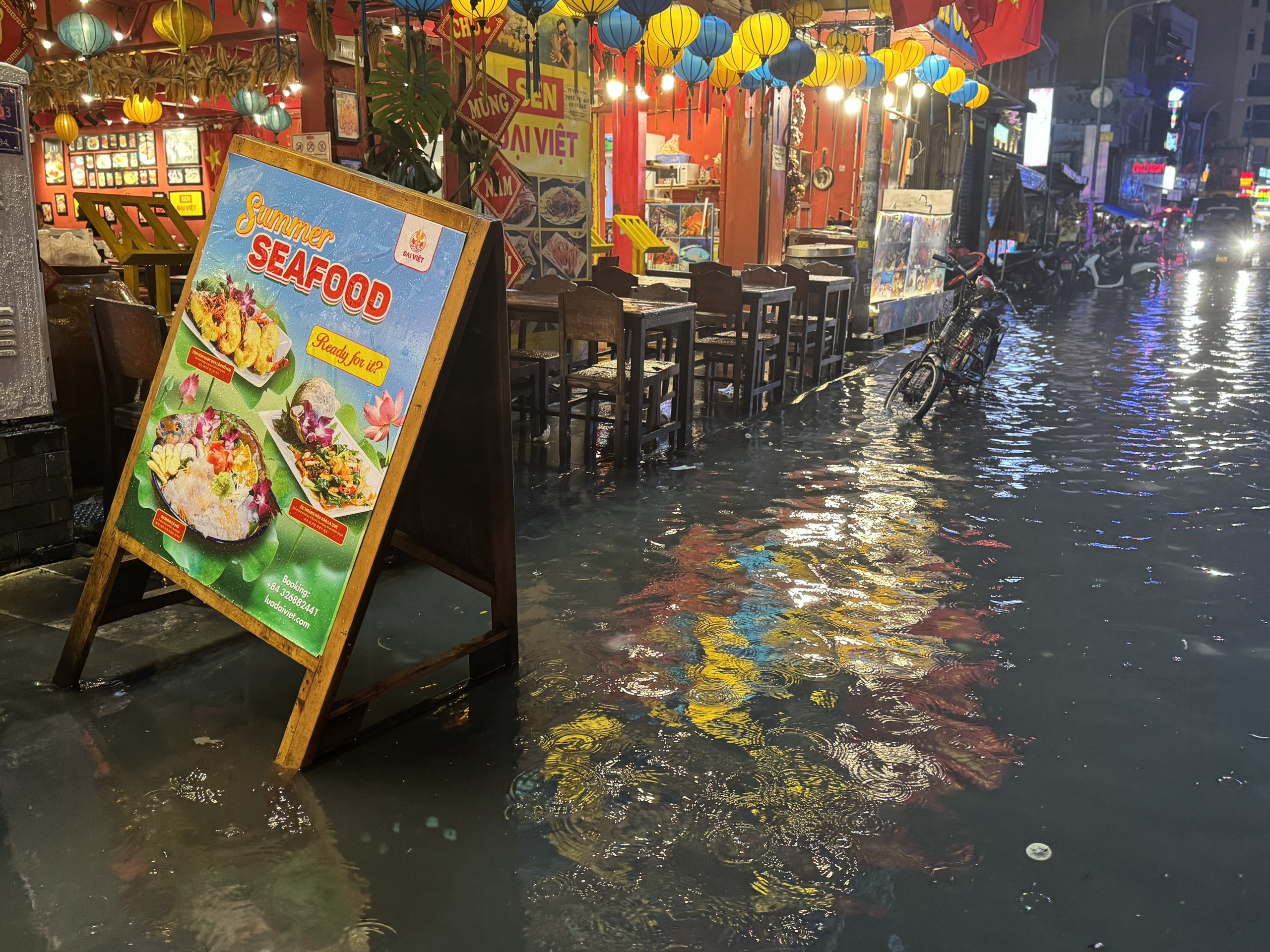 Phố đi bộ Bùi Viện ngập sau cơn mưa lớn, khách nước ngoài có 'trải nghiệm khó quên'- Ảnh 8.