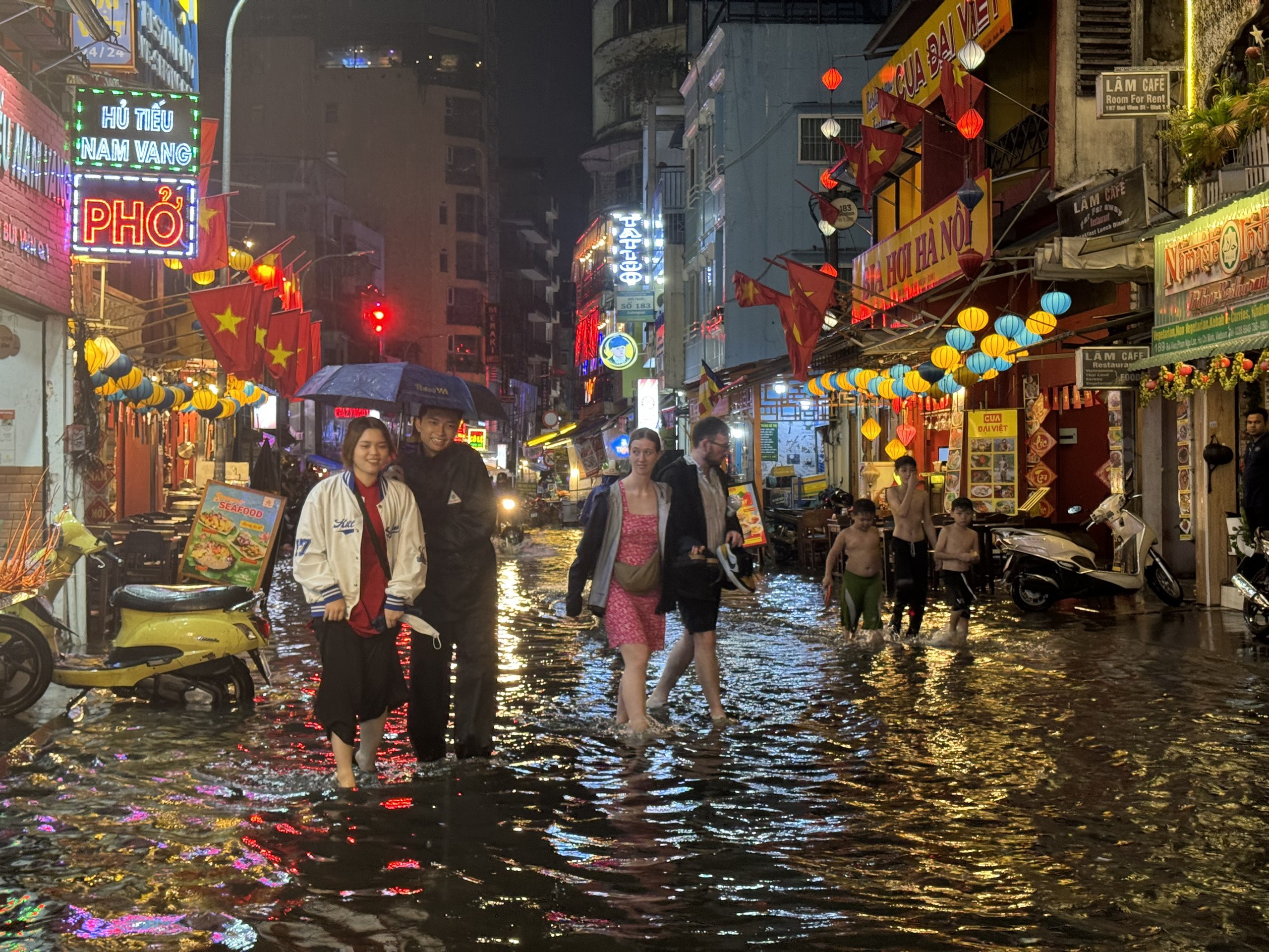 Phố đi bộ Bùi Viện ngập sau cơn mưa lớn, khách nước ngoài có 'trải nghiệm khó quên'- Ảnh 6.