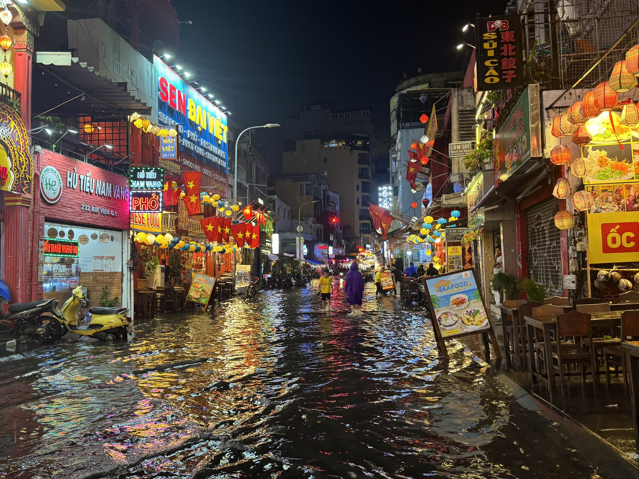 Phố đi bộ Bùi Viện ngập sau cơn mưa lớn, khách nước ngoài có 'trải nghiệm khó quên'- Ảnh 2.