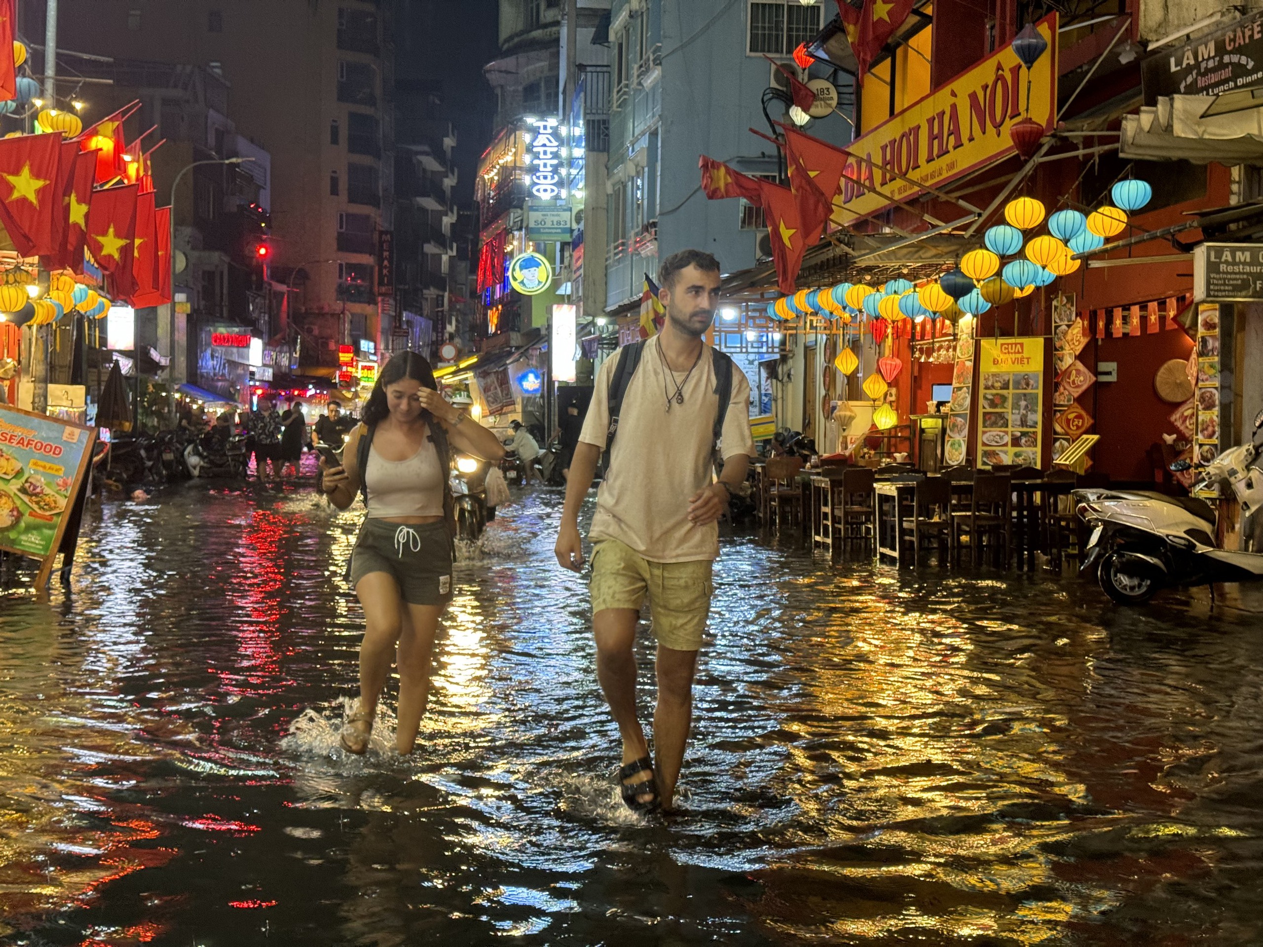 Phố đi bộ Bùi Viện ngập sau cơn mưa lớn, khách nước ngoài có 'trải nghiệm khó quên'- Ảnh 4.