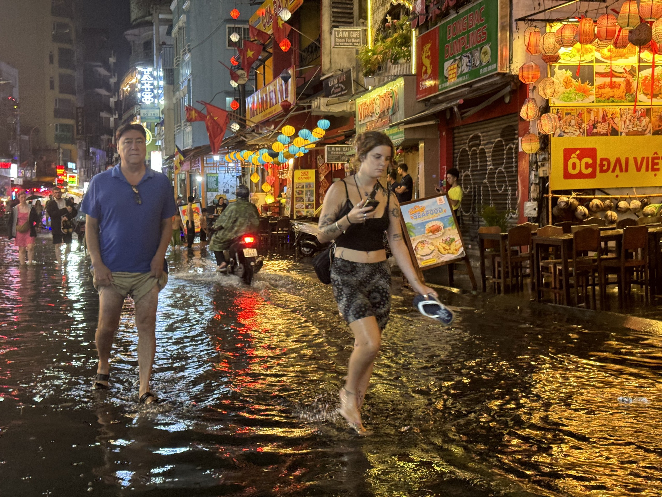 Phố đi bộ Bùi Viện ngập sau cơn mưa lớn, khách nước ngoài có 'trải nghiệm khó quên'- Ảnh 5.
