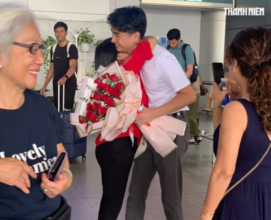 Chàng trai Pháp ôm mẹ lần đầu tiên sau 28 năm ở sân bay Tân Sơn Nhất: Khi ADN lên tiếng- Ảnh 1.