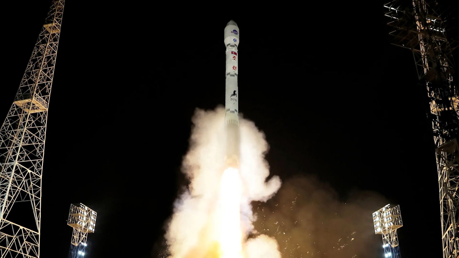 Triều Tiên phóng vệ tinh thất bại, tên lửa nổ tung trên không trung- Ảnh 1.