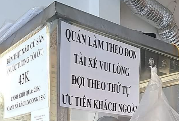 Tranh cãi chuyện hàng quán ưu tiên làm món cho khách hơn shipper: Đúng hay sai?- Ảnh 1.