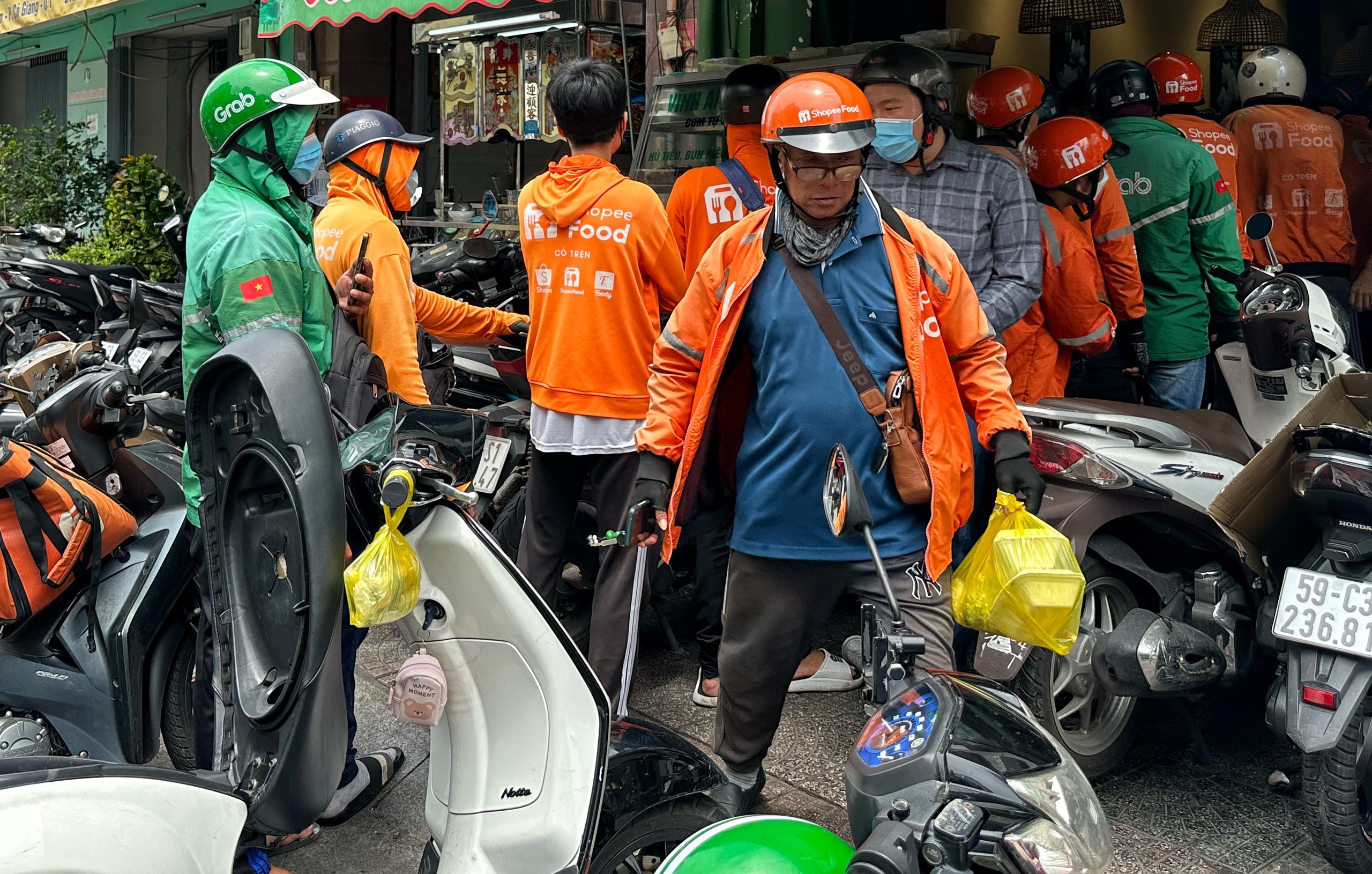 Tranh cãi chuyện hàng quán ưu tiên làm món cho khách hơn shipper: Đúng hay sai?- Ảnh 2.