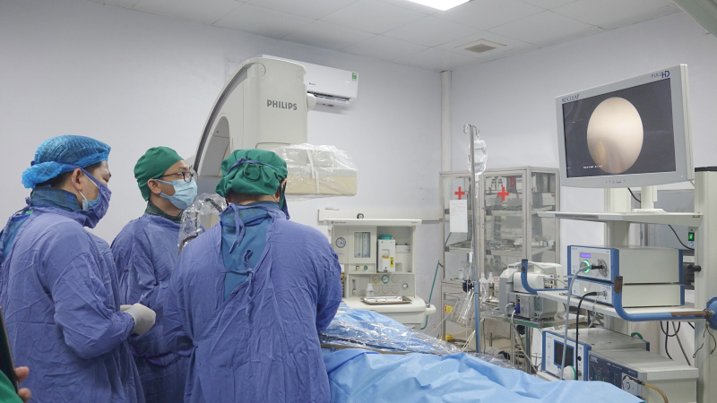 Tán sỏi mật qua da cho bệnh nhân đã 4 lần phẫu thuật
- Ảnh 1. Tán sỏi mật qua da cho bệnh nhân đã 4 lần phẫu thuật
- Ảnh 1.