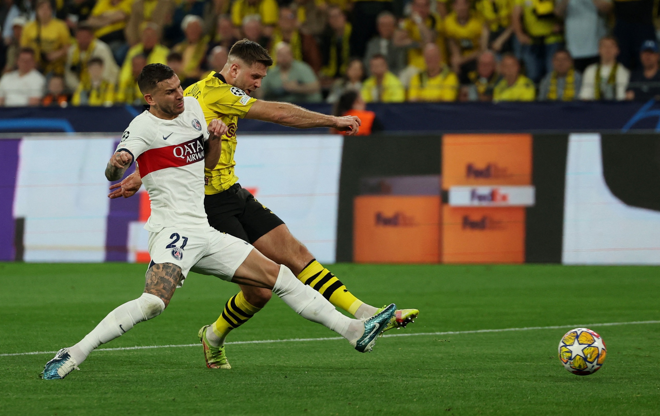 Dortmund (áo vàng) có được chiến thắng 1-0 trong trận bán kết lượt đi