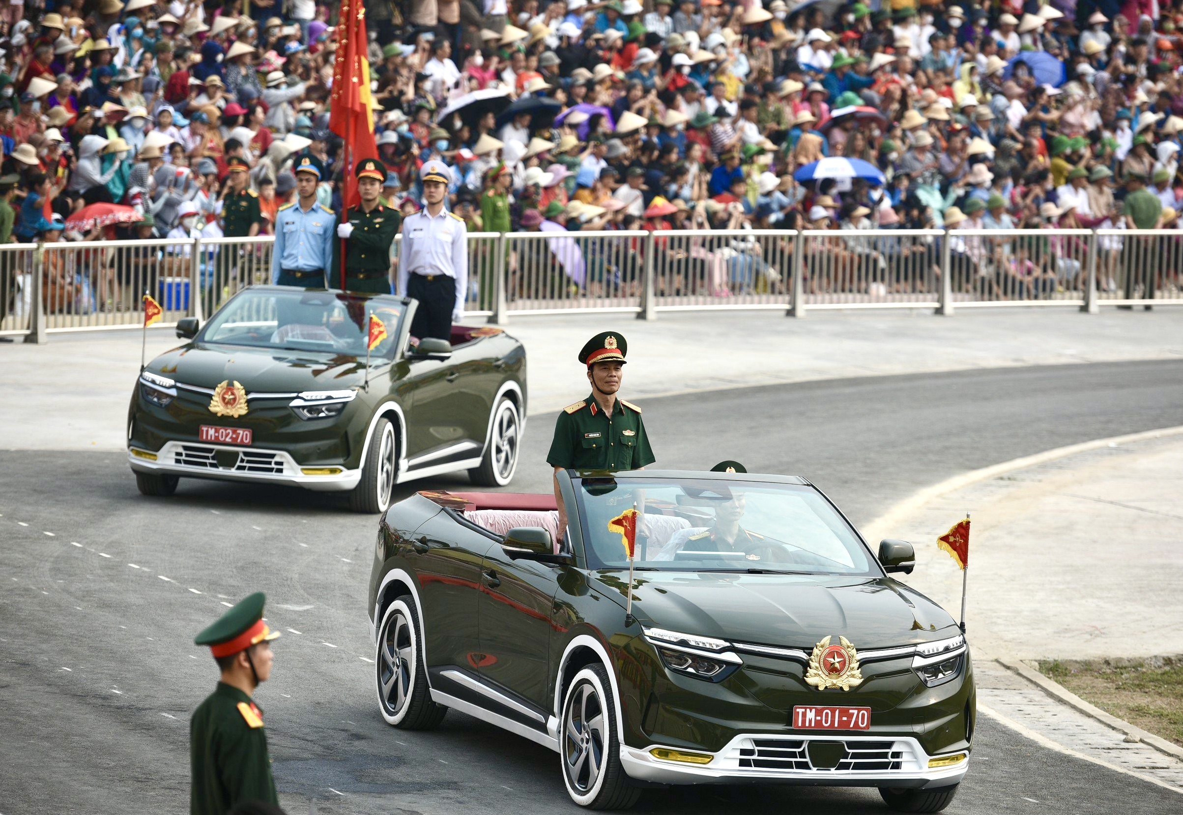 Trung tướng Nguyễn Trọng Bình, Phó tổng Tham mưu trưởng QĐND Việt Nam trên xe chỉ huy dẫn đầu đoàn diễu binh, diễu hành