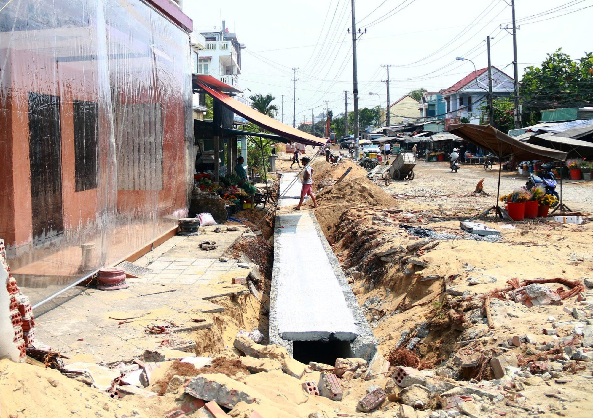 Cống thoát nước đã được lắp đặt, nhưng chậm hoàn thành