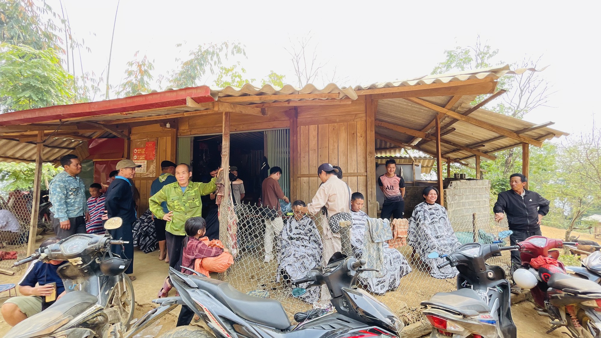 Nhóm của anh Việt kết hợp “shopping 0 đồng” với cắt tóc miễn phí trong các chuyến hành trình lên bản