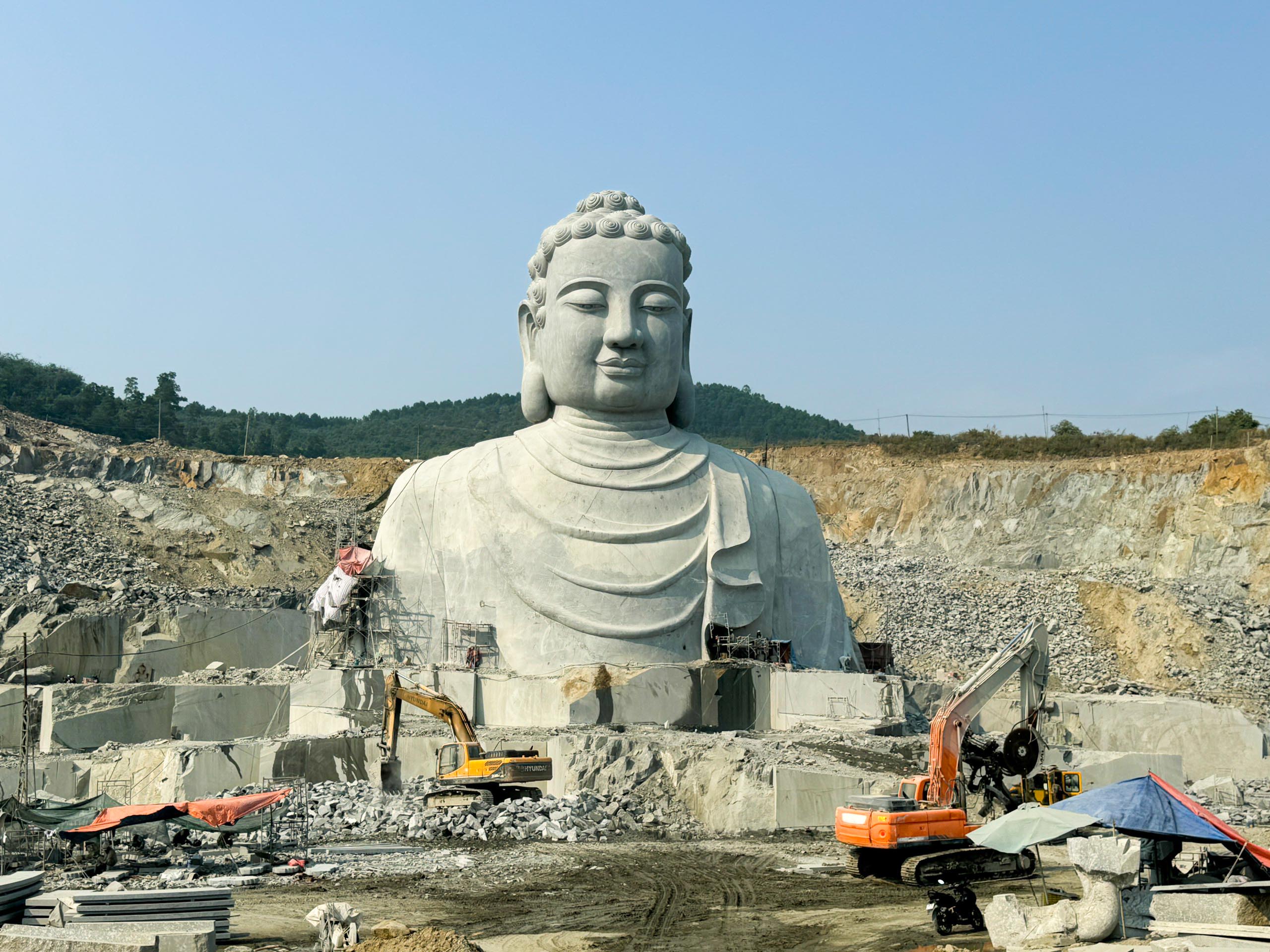 Tượng Phật có chiều cao 65m, đặt ở khu vực có diện tích 1.806 m2, hiện đang thi công