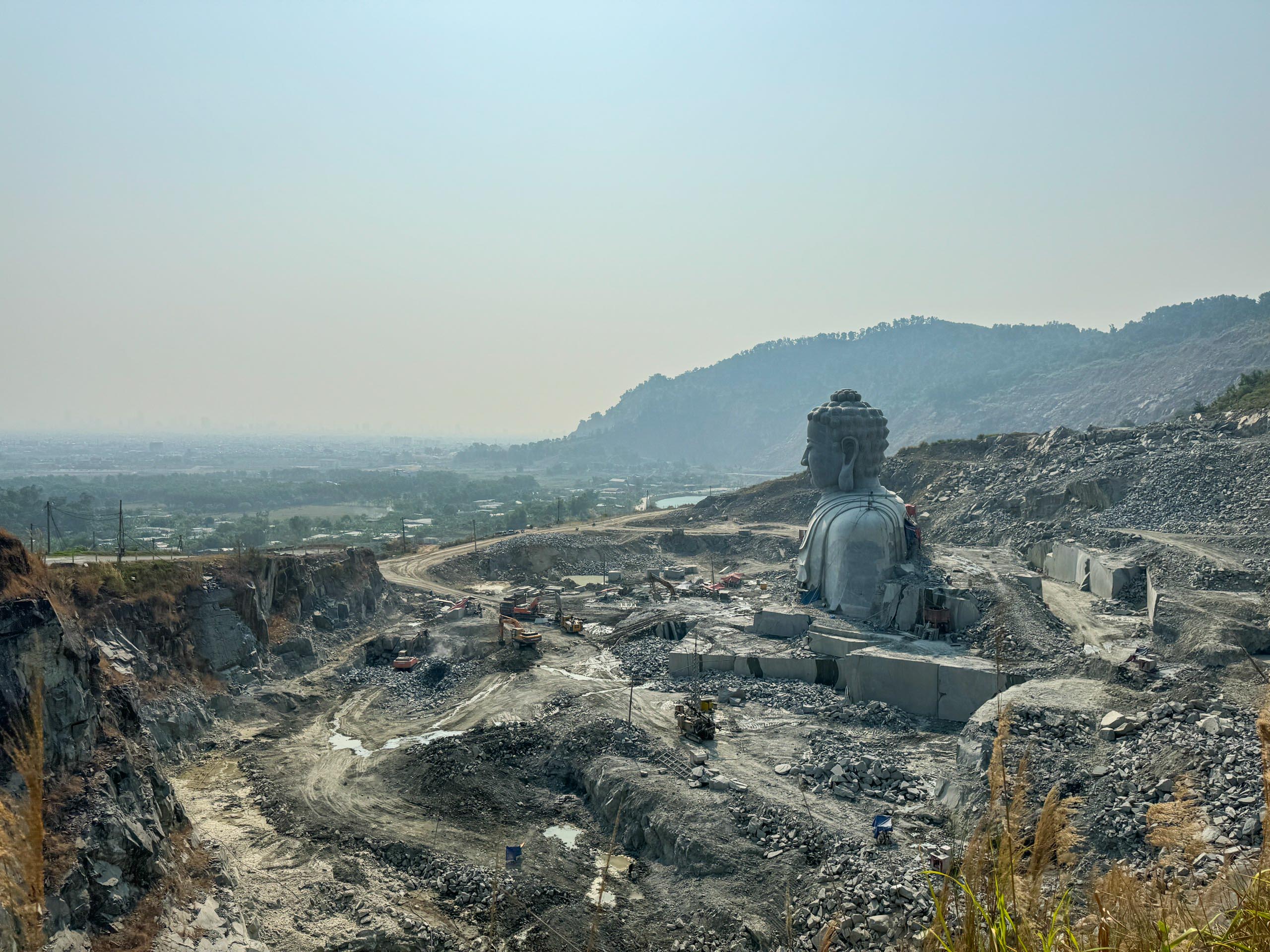 Tượng Phật Thích Ca Mâu Ni tọa thiền giữa núi đá gây ấn tượng với du khách thập phương