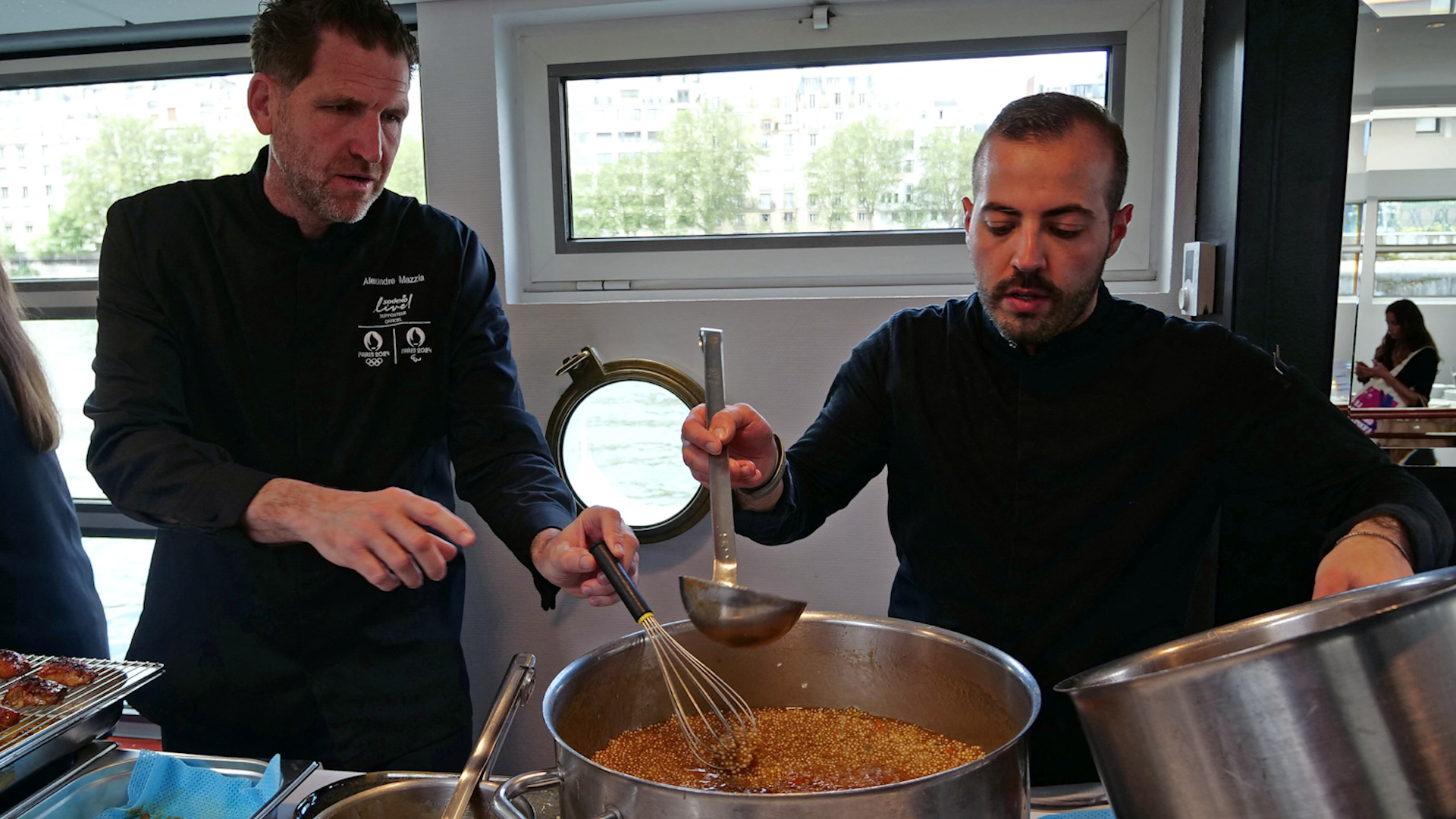 Đầu bếp ba sao Michelin Alexandre Mazzia (trái) chuẩn bị một trong những công thức nấu ăn sẽ có tại Olympic và Paralympic Paris, trong buổi họp báo ở Paris (Pháp), ngày 30.4.2024