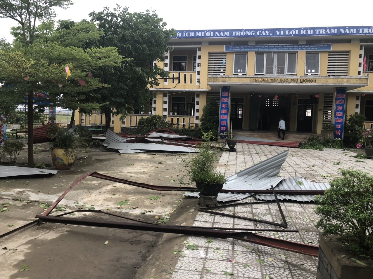 Trận dông lốc tối 2.5 đã quét bay nhiều mái tôn của Trường tiểu học Phú Lương 1