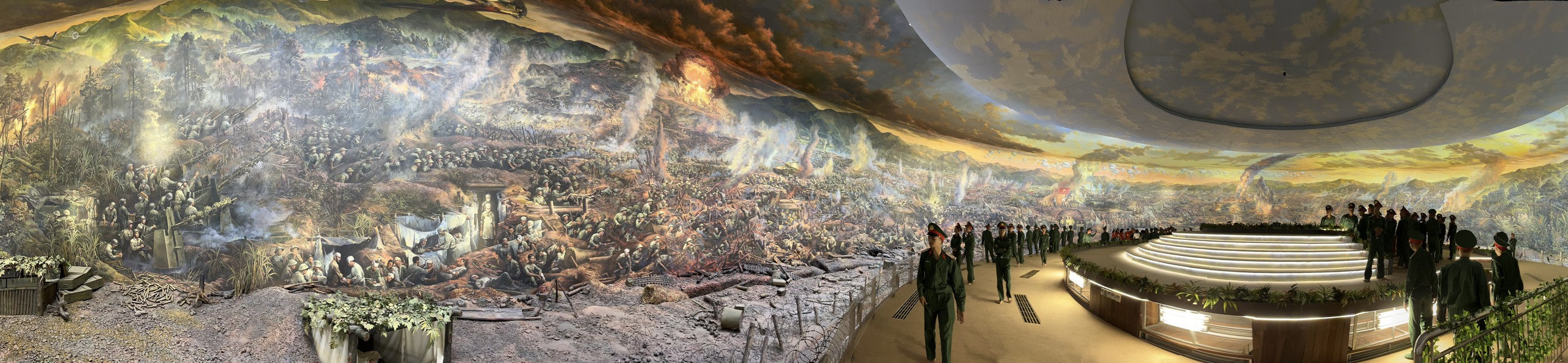 Bức tranh panorama lớn nhất Đông Nam Á (diện tích 3.225 m2) về chiến dịch Điện Biên Phủ tại bảo tàng Chiến Thắng Điện Biên Phủ ở TP. Điện Biên, tỉnh Điện Biên