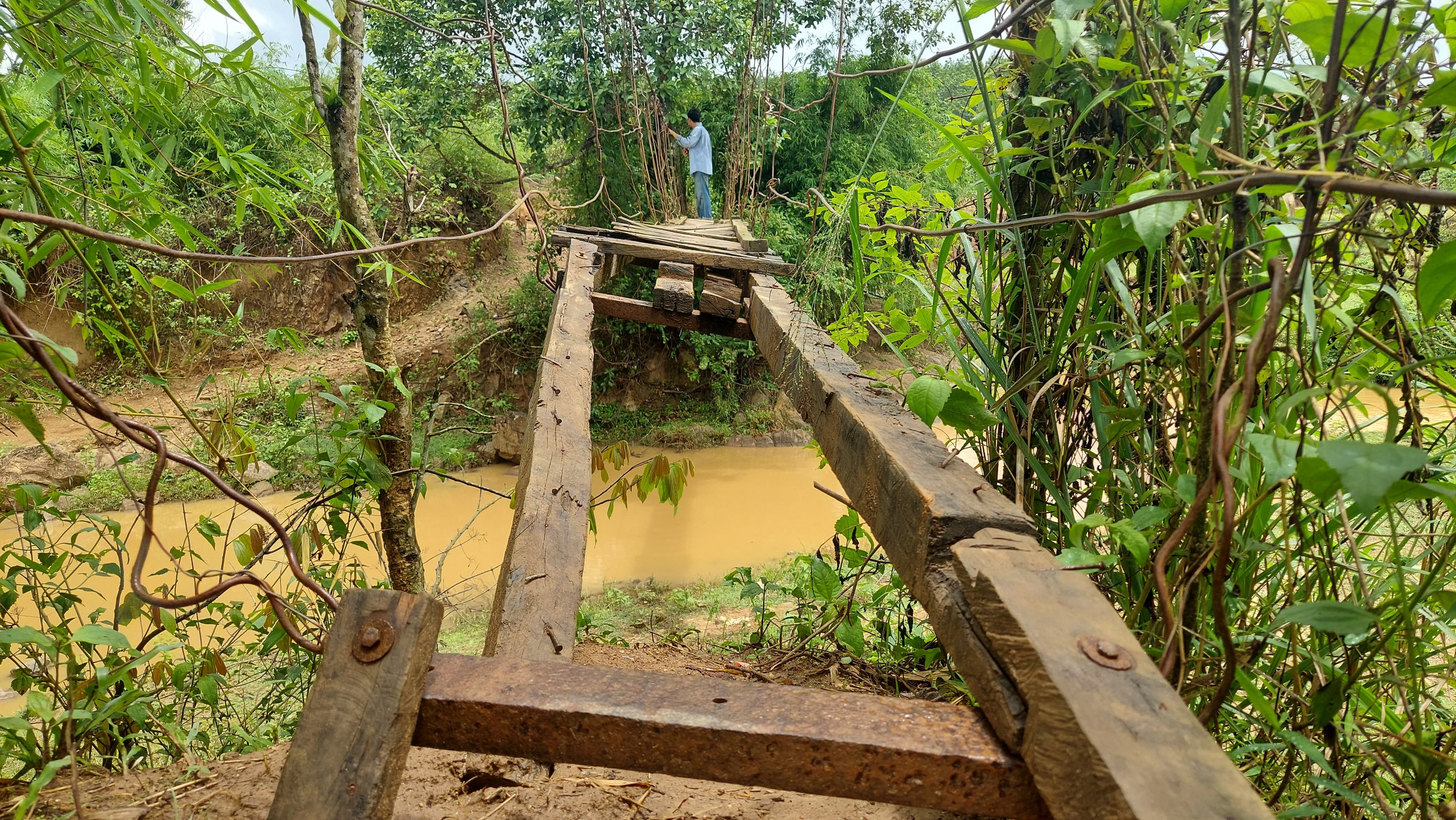 Kon Tum: Cầu treo hư hỏng, người dân phải lội suối đi làm- Ảnh 1.