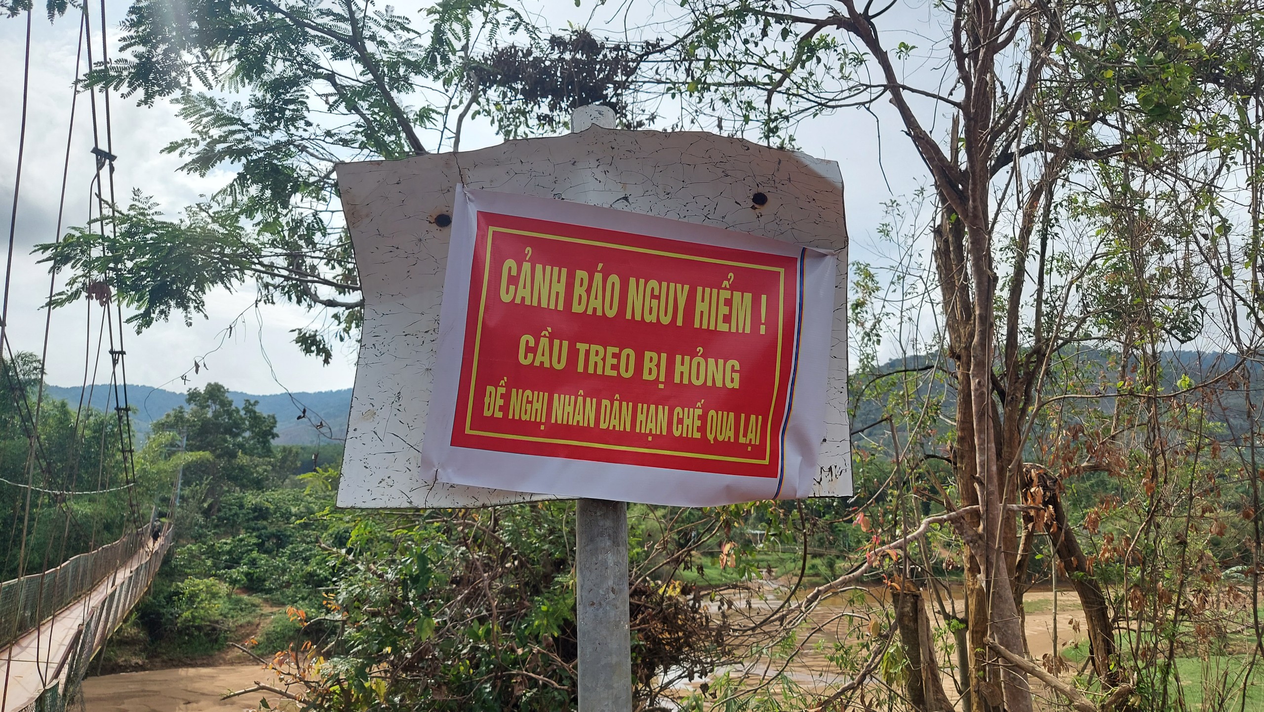 Kon Tum: Cầu treo hư hỏng, người dân phải lội suối đi làm- Ảnh 20.