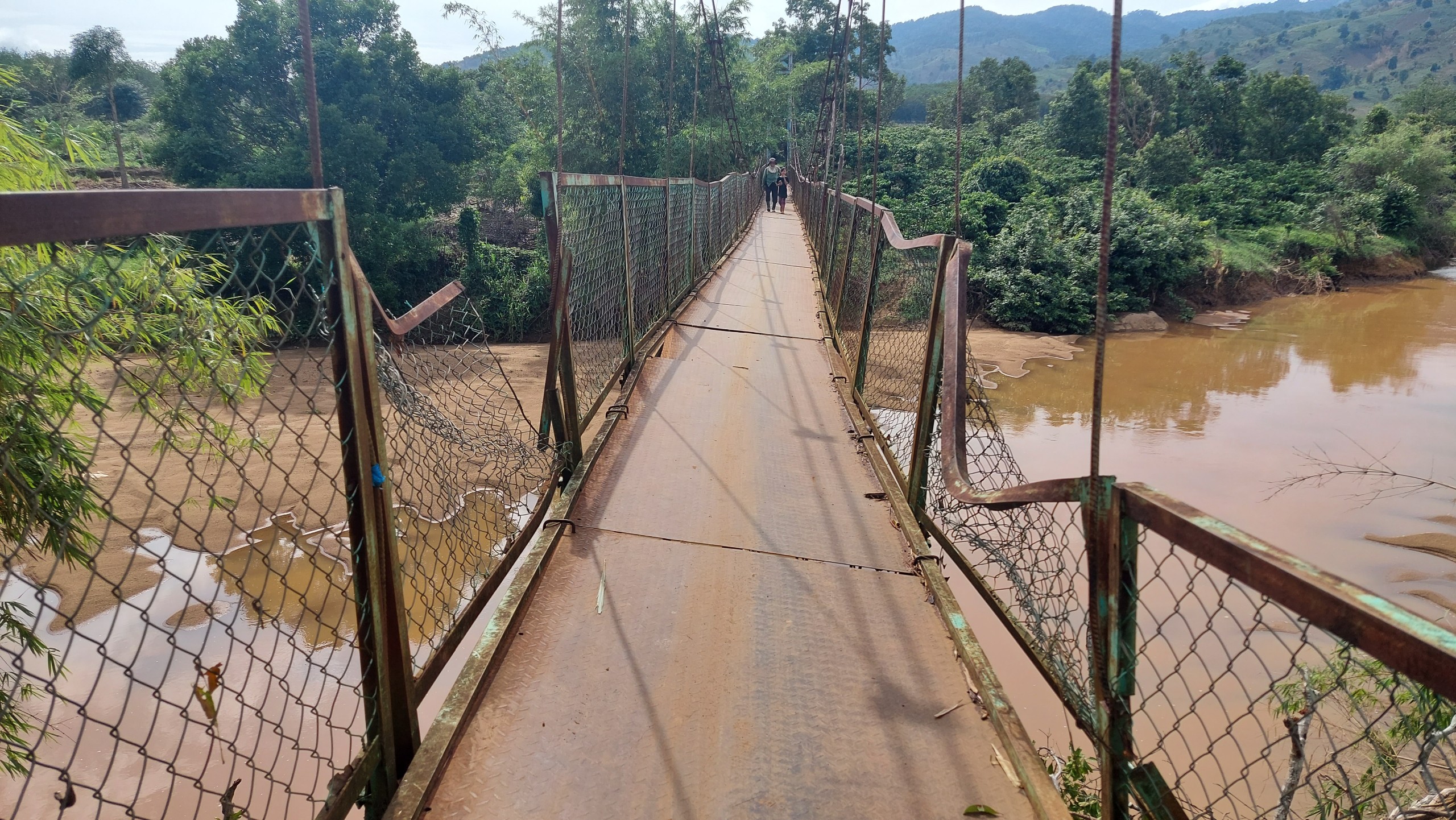 Kon Tum: Cầu treo hư hỏng, người dân phải lội suối đi làm- Ảnh 21.