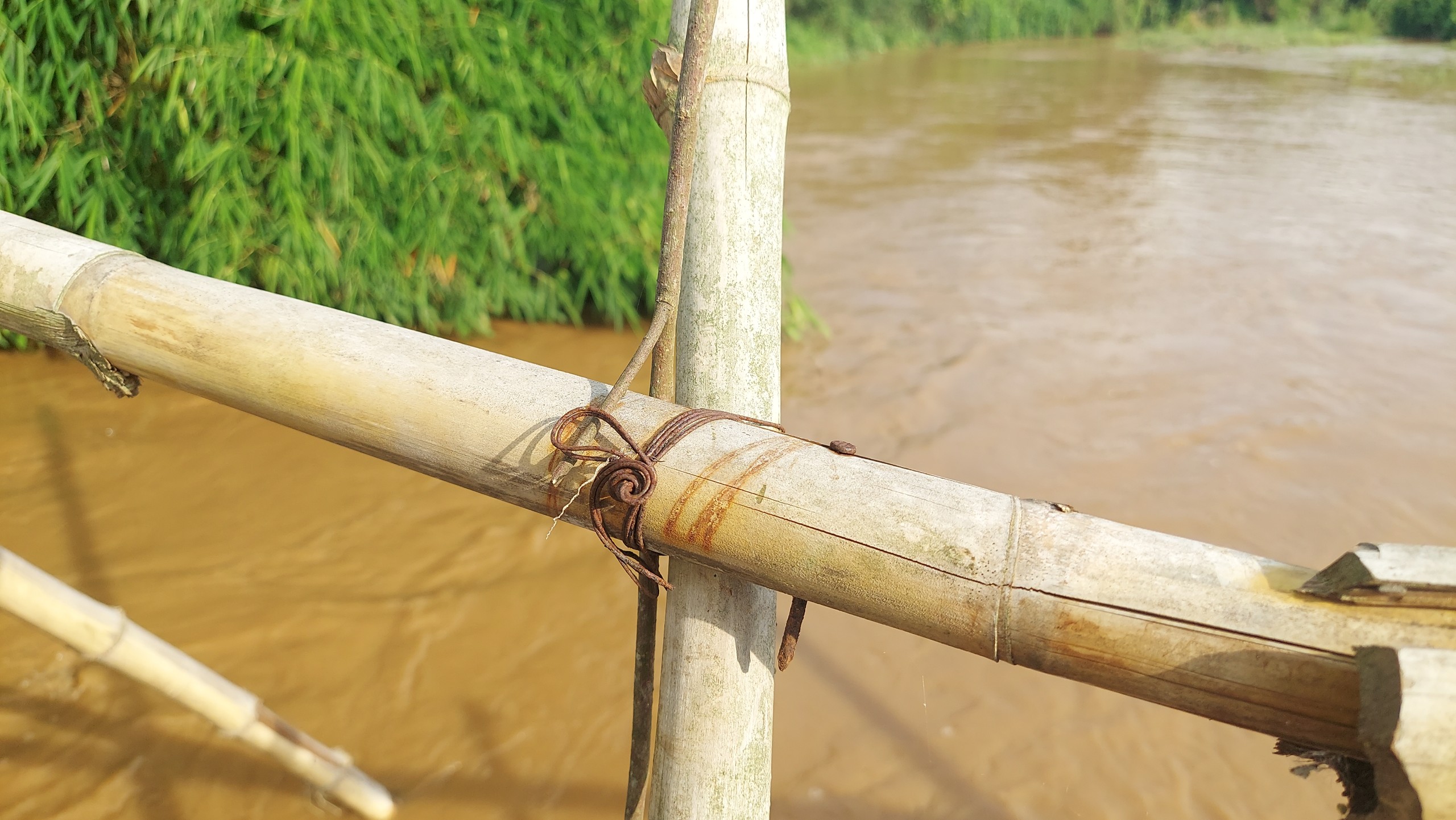 Kon Tum: Cầu treo hư hỏng, người dân phải lội suối đi làm- Ảnh 15.