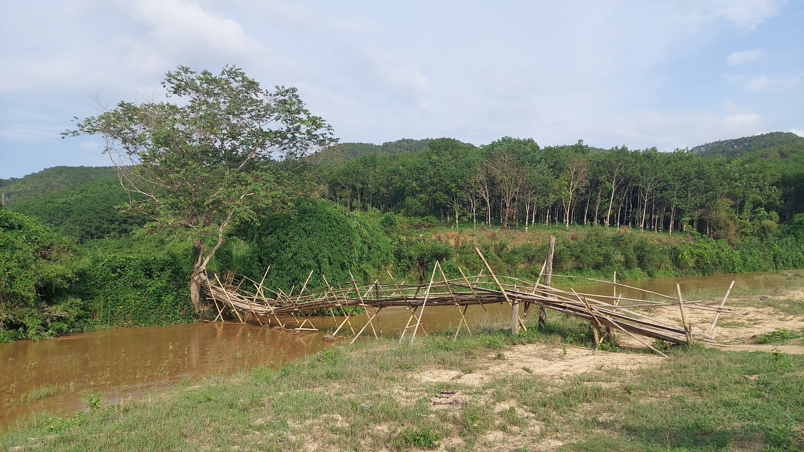 Kon Tum: Cầu treo hư hỏng, người dân phải lội suối đi làm- Ảnh 11.