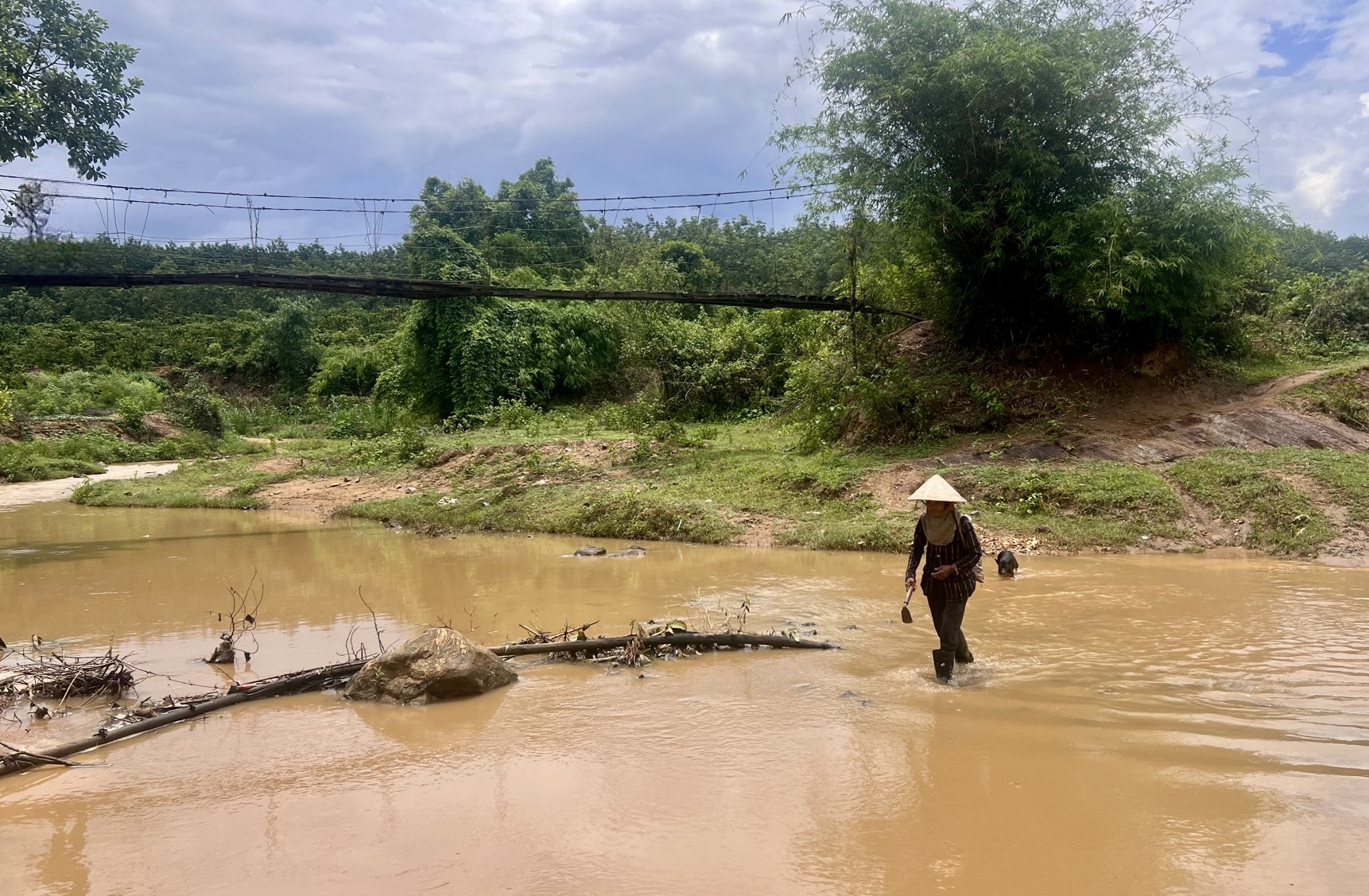 Kon Tum: Cầu treo hư hỏng, người dân phải lội suối đi làm- Ảnh 4.