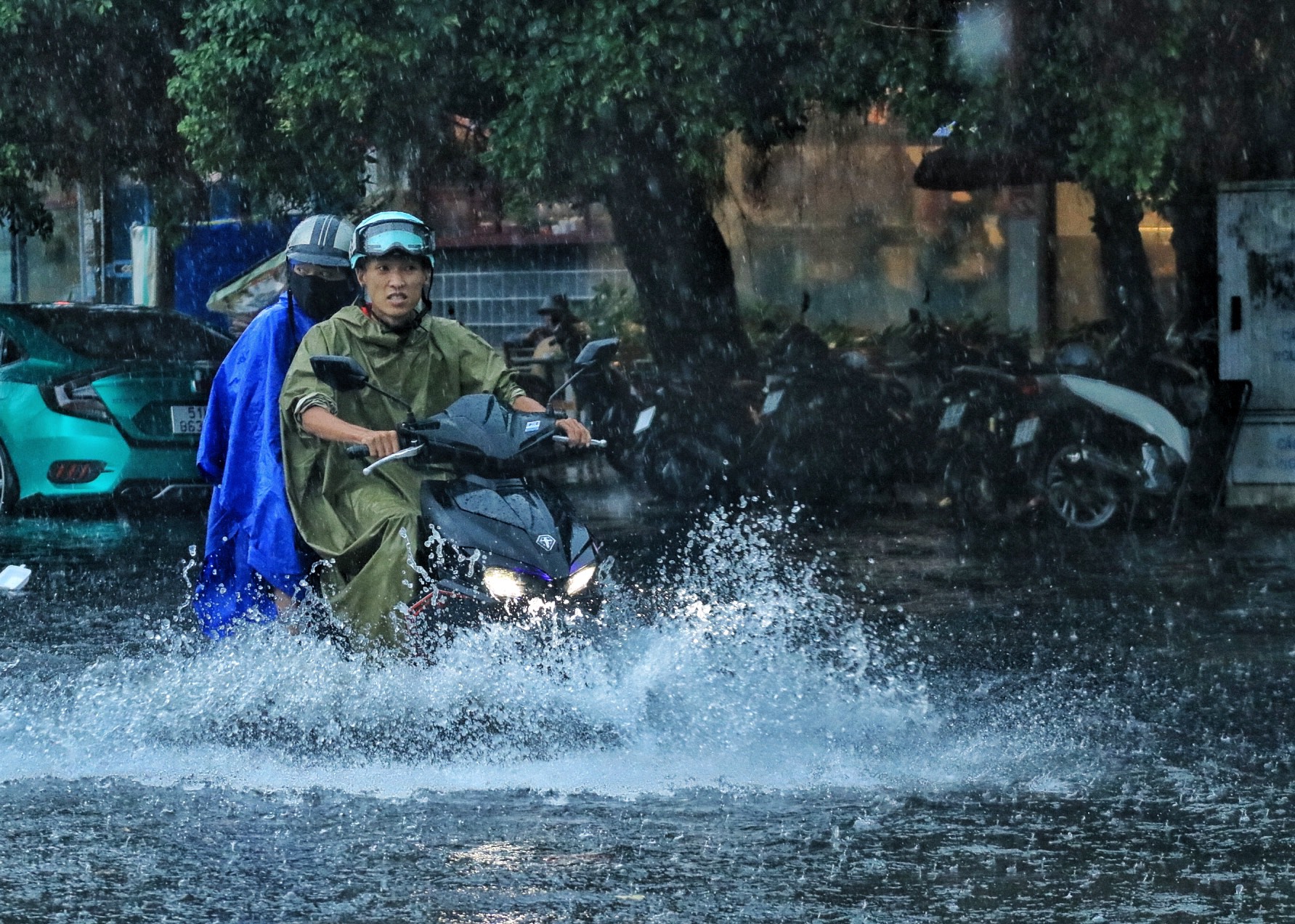 TP.HCM có mưa lớn chiều nay: Xe lội nước trên đường... 'như sông'- Ảnh 2.