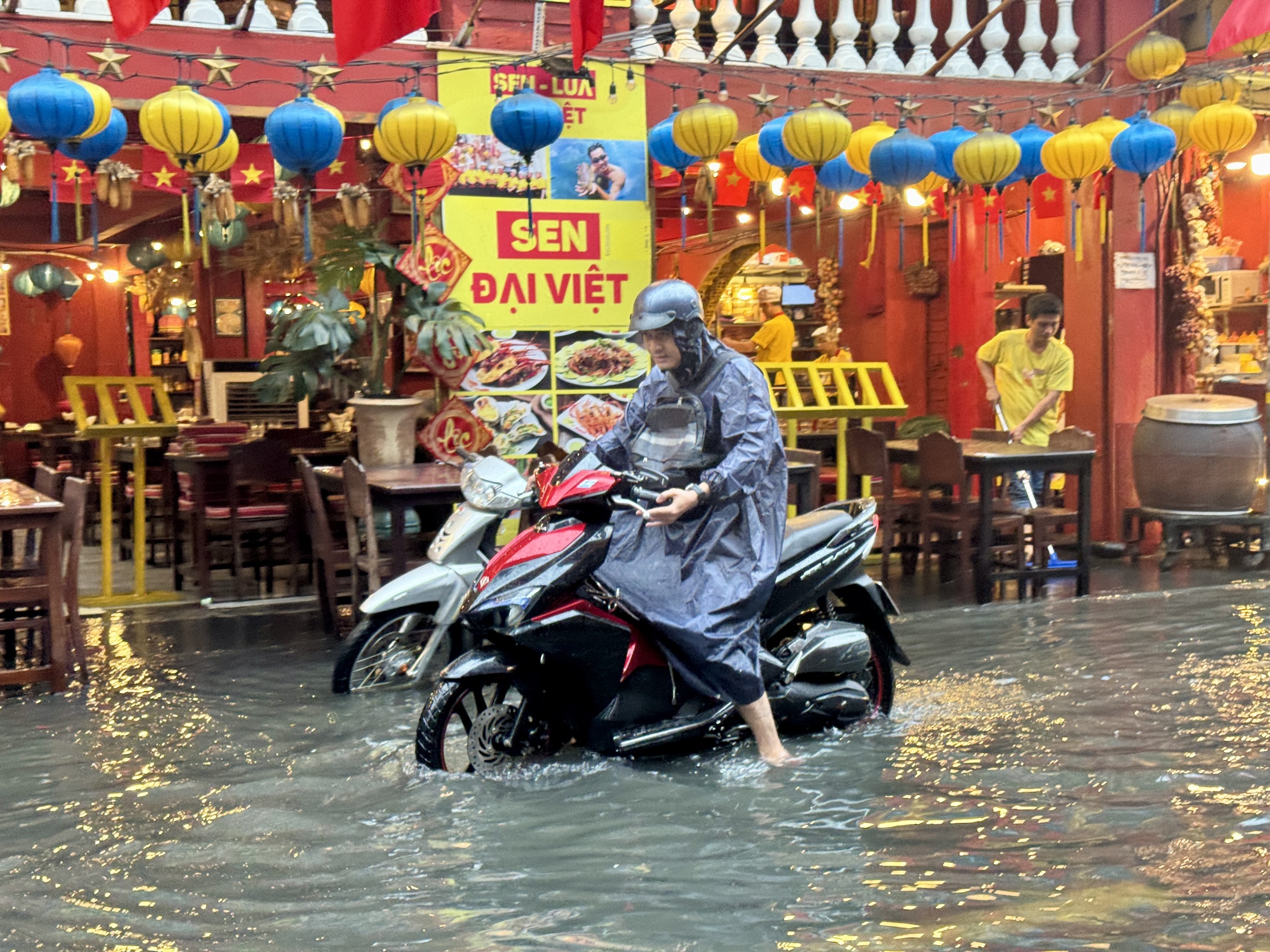 Phố đi bộ Bùi Viện lại ngập sau cơn mưa lớn, quán ăn vất vả dọn dẹp- Ảnh 5.