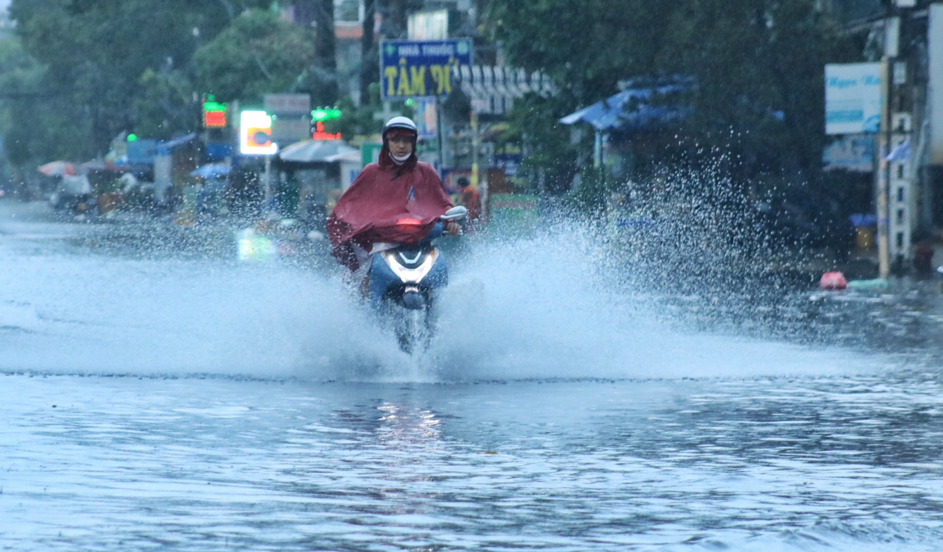 TP.HCM có mưa lớn chiều nay: Xe lội nước trên đường... 'như sông'- Ảnh 7.