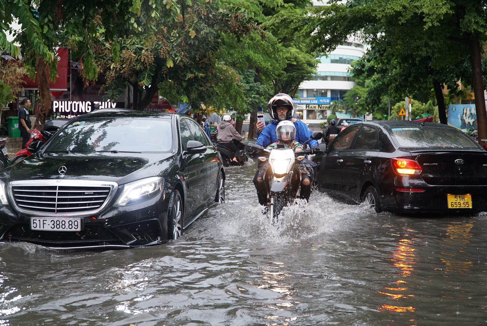 ‘Phố nhà giàu’ Thảo Điền nước ngập lênh láng sau cơn mưa lớn- Ảnh 2.