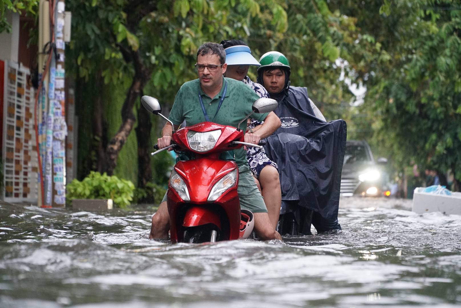 ‘Phố nhà giàu’ Thảo Điền nước ngập lênh láng sau cơn mưa lớn- Ảnh 6.