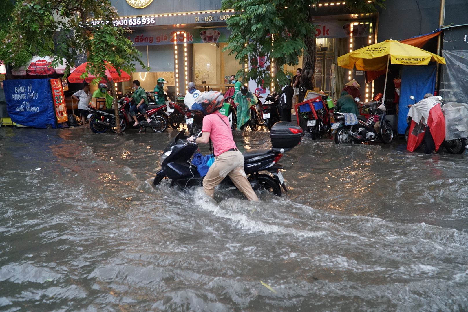 ‘Phố nhà giàu’ Thảo Điền nước ngập lênh láng sau cơn mưa lớn- Ảnh 7.