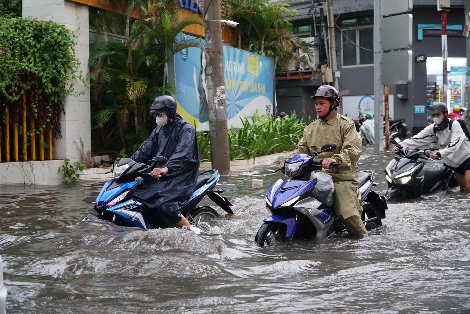 ‘Phố nhà giàu’ Thảo Điền nước ngập lênh láng sau cơn mưa lớn- Ảnh 4.