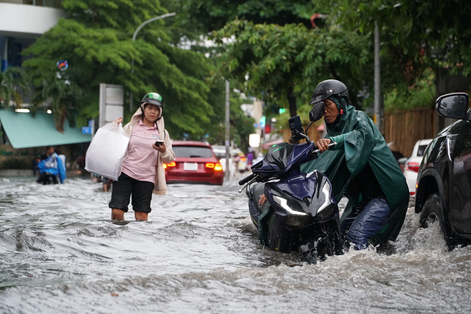 ‘Phố nhà giàu’ Thảo Điền nước ngập lênh láng sau cơn mưa lớn- Ảnh 9.