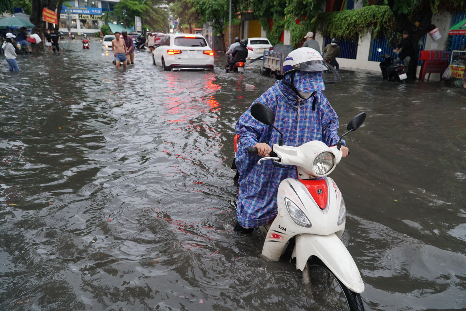 ‘Phố nhà giàu’ Thảo Điền nước ngập lênh láng sau cơn mưa lớn- Ảnh 5.