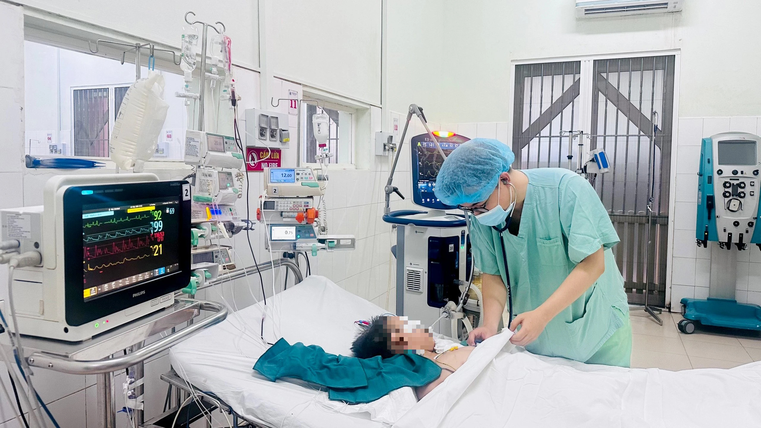 'Nghẹt thở' cứu sống bệnh nhi sốc tim nặng tại Bệnh viện T.Ư Huế- Ảnh 2. 'Nghẹt thở' cứu sống bệnh nhi sốc tim nặng tại Bệnh viện T.Ư Huế- Ảnh 2.