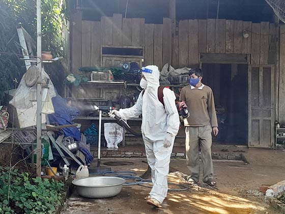 Nhân viên y tế phun hóa chất diệt muỗi trên địa bàn TP.Gia Nghĩa