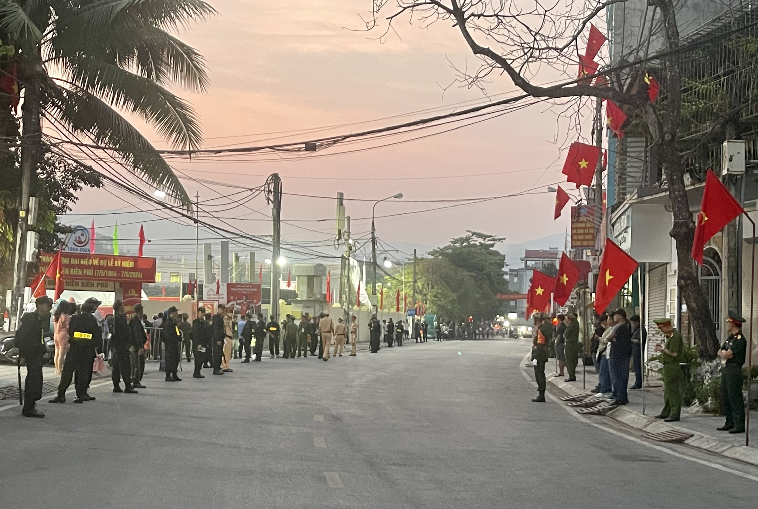 Khu vực cổng vào số 1 tại sân vận động tỉnh Điện Biên lúc 5 giờ sáng