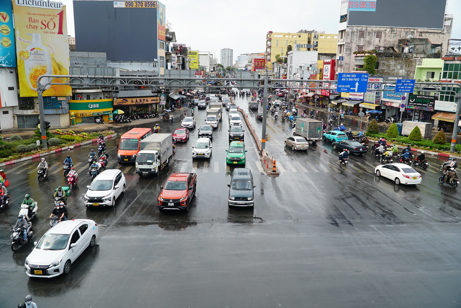 Cơn mưa tại đường Điện Biên Phủ (Q.Bình Thạnh)