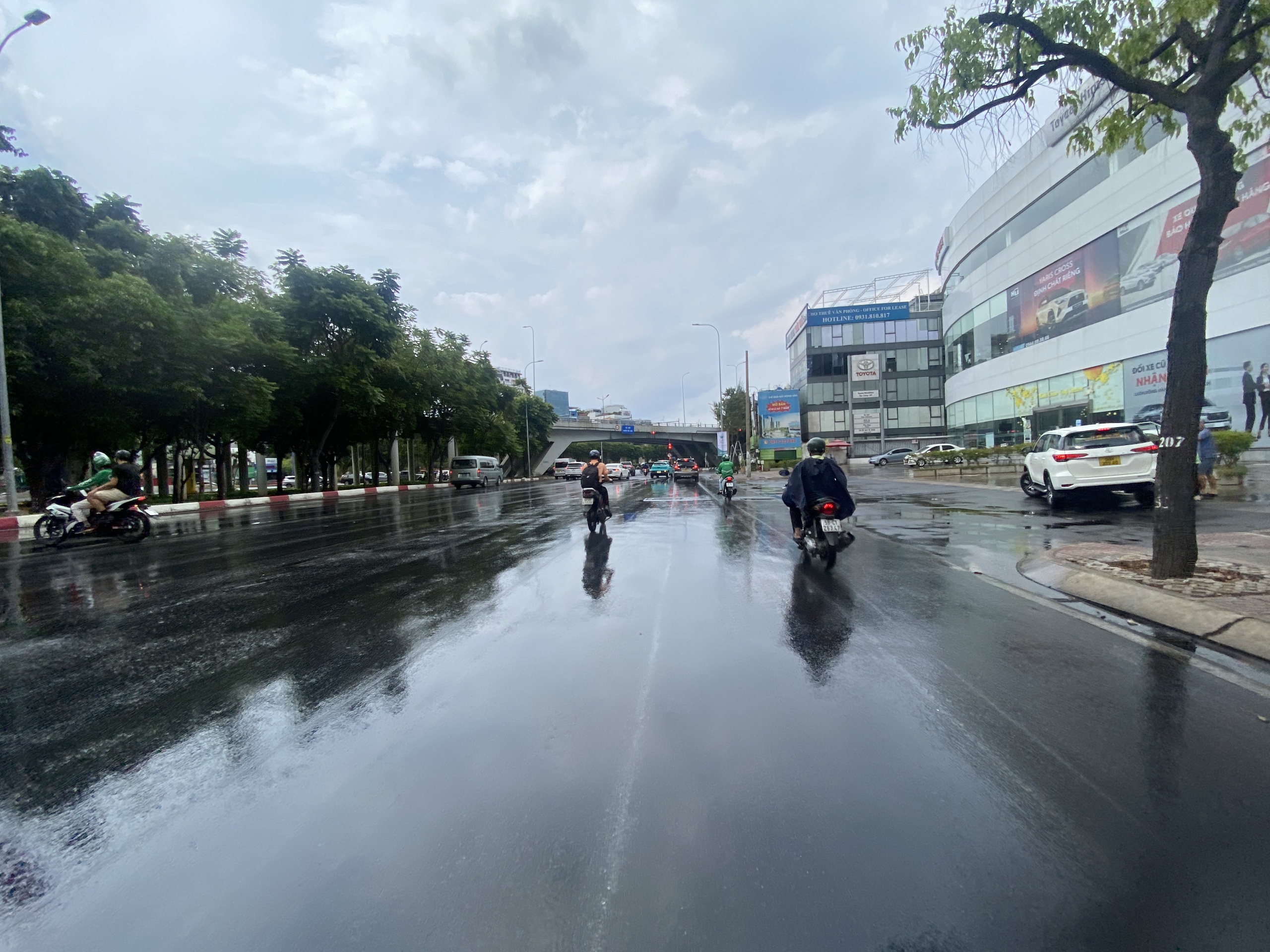 Khoảng 10 phút sau (14 giờ 25) cơn mưa tại đường Nguyễn Hữu Cảnh đã lớn hơn, mặt đường trở nên trơn trợt