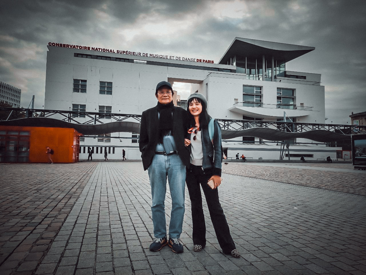 Nhạc sĩ Dương Thụ và vợ, nhà báo Thủy Phạm, trong lần tới thăm nơi mà ông nói đùa là giấc mơ gãy cánh: Nhạc viện Paris (Pháp)