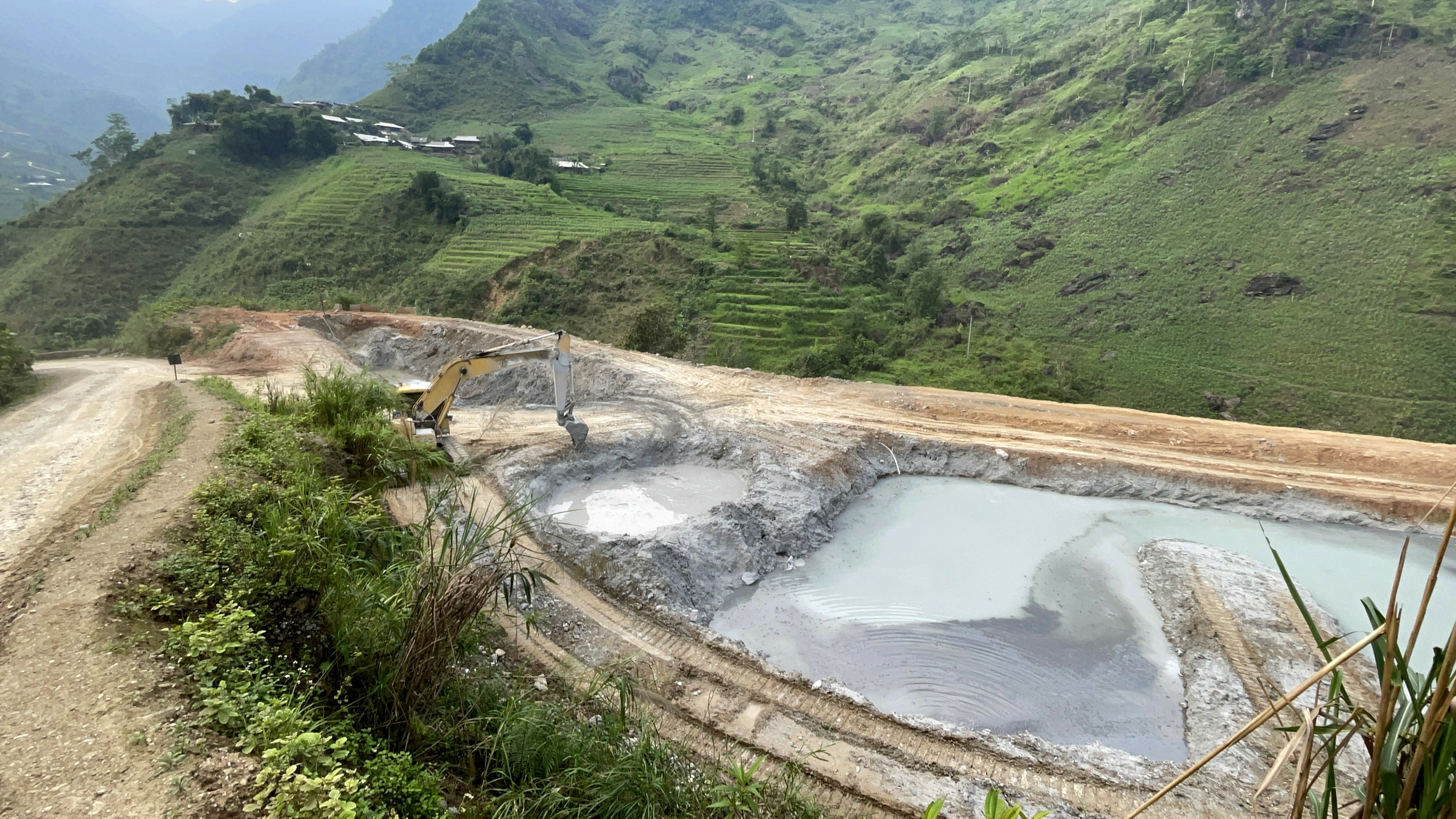 Các bể chứa chất thải của mỏ chì - kẽm Tà Pan không có chống thấm, nằm trên thượng nguồn dòng suối