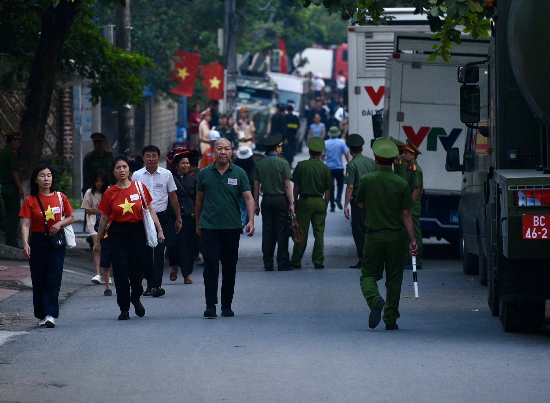 Người dân không ngủ, chờ xem lễ tổng duyệt 70 năm chiến thắng Điện Biên Phủ- Ảnh 13.