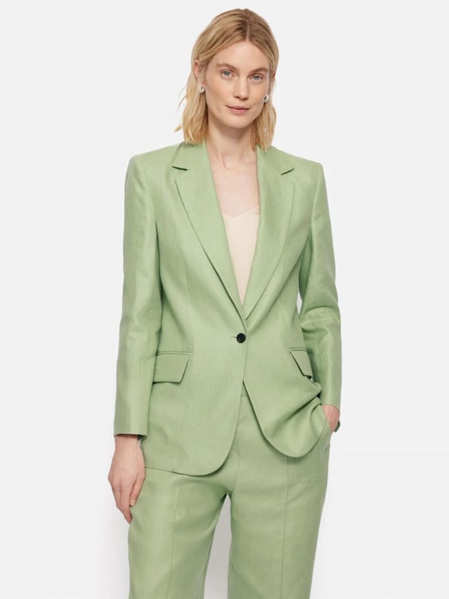 Bộ vest chỉn chu làm từ vải linen màu xanh ô liu dịu nhẹ sẵn sàng cho những quý cô theo đuổi phong cách nữ doanh nhân sang chảnh